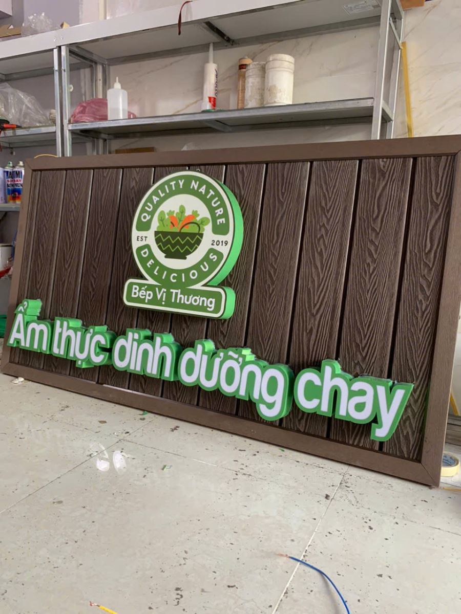 bảng hiệu lam nhựa giả gỗ