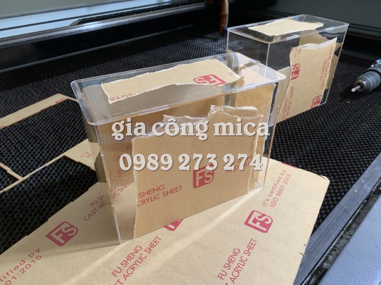 gia công bảng mica