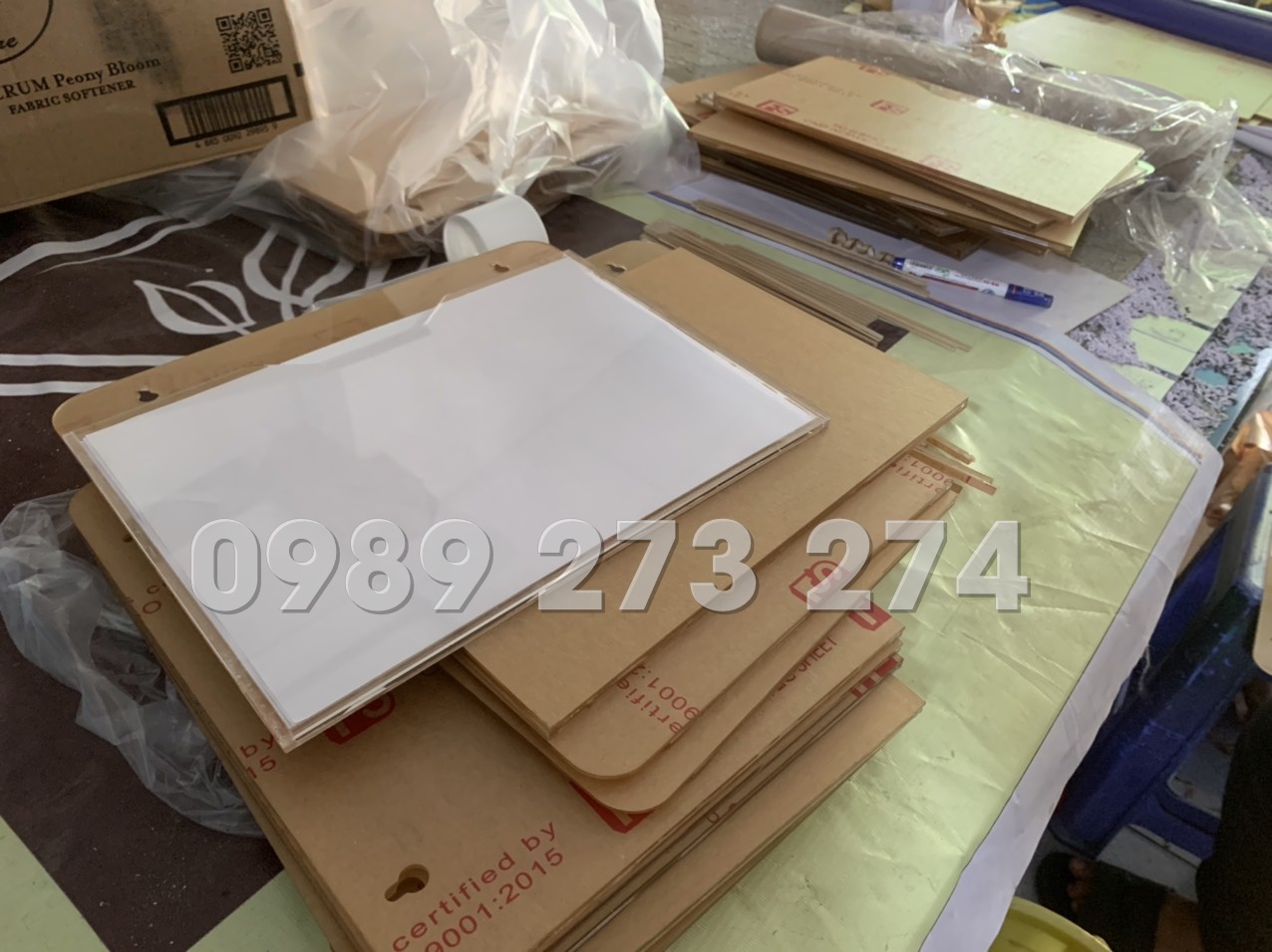 gia công bảng mica