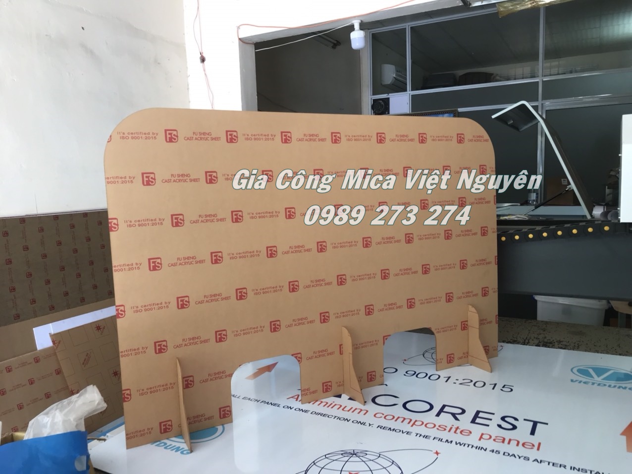 tấm chắn mica ngăn ngừa covid di động, di dời dễ dàng , tháo lắp đơn giảnm, sử dụng ngay